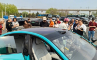 小米SU7被老外围观：羡慕中国全是电动车 惊叹中国之繁华!