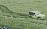 越野车在麦田里“越野” 司机表示不认识麦子 双方已达成和解 网友热议！