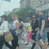 网友西安街头遇大群外国人有序地穿梭在街头巷尾 惊呼似在国外！