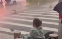 深圳狂风暴雨大作 女子被吹翻在地！